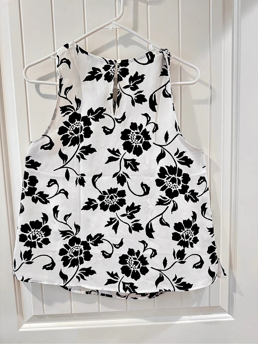 Ann Taylor Factory Floral Tank Top in White & Black Size Medium Like New